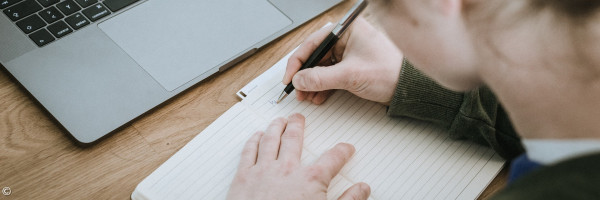 Beispielbild eines Menschen, der ein Konzept schreibt