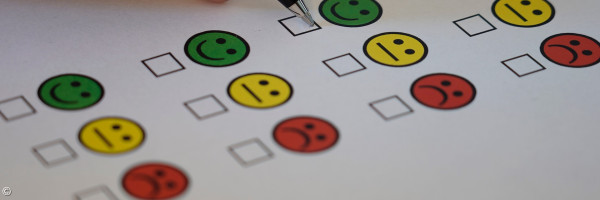 Bild einer Umfrage, in der mit dem Stift Smileys für ein Stimmungsbild angekreuzt werden können